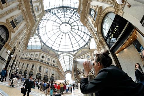 yves saint laurent aprirà in galleria milano|Yves Saint Laurent arriva in Galleria a Milano: un milione di euro l .